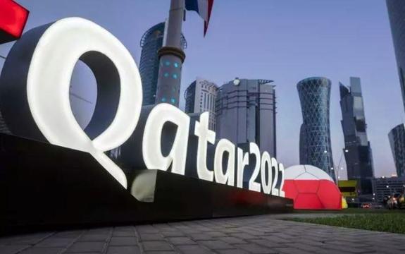 لحظه توقف برنامه جام جهانی قطر برای نماز + فیلم