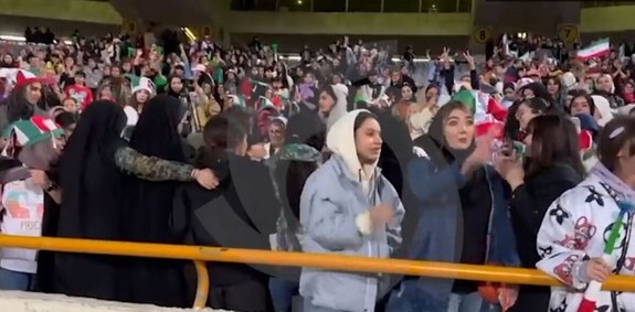 اهدا پیراهن رامین رضائیان به تماشاگران زن استادیوم آزادی