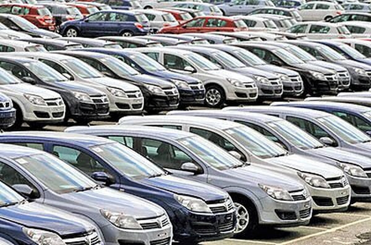 انبار‌ها پر از خودرو و خودروسازان دنبال مجوز افزایش قیمت