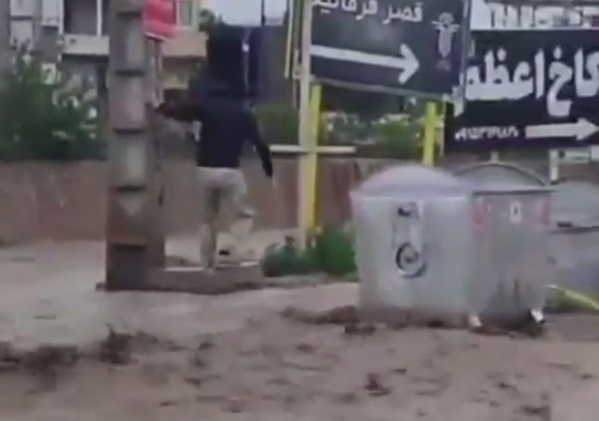 (فیلم) لحظه گرفتار شدن یک شهروند مشهد‌ی در سیلاب