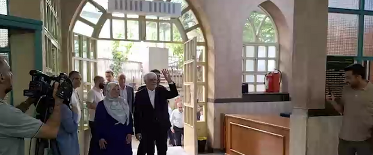 حضور عارف و همسرش در حسینیه جماران