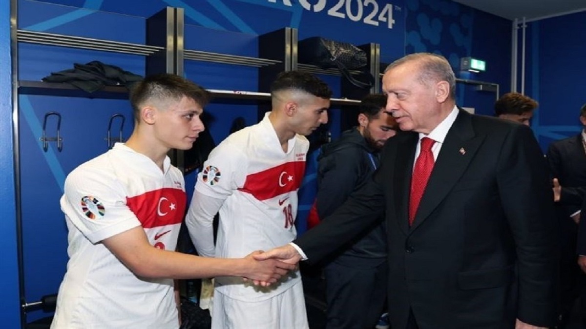 حضور اردوغان در رختکن تیم ملی ترکیه پس از شکست مقابل هلند
