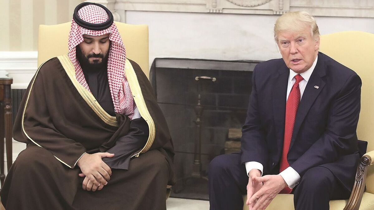 ترامپ قهوه بن سلمان را برداشت ولی ننوشید! عجب بی احترامی به عرب شد