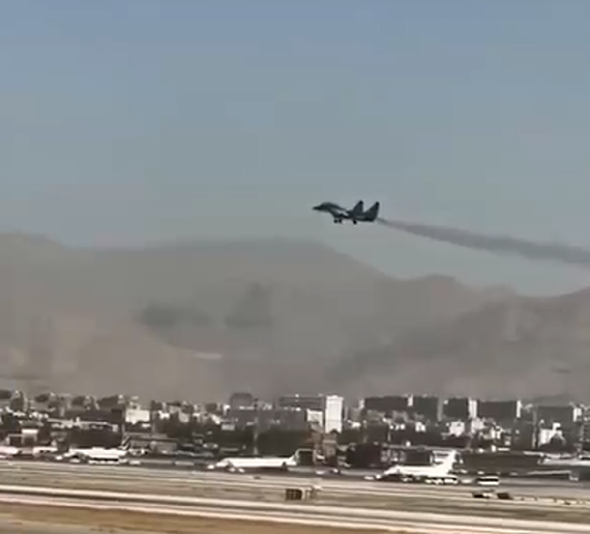 تصاویر غرش میگ ۲۹ ارتش بر فراز فرودگاه مهرآباد