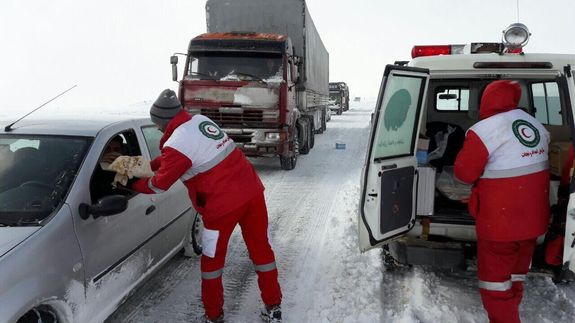 امدادگران در راه کمک به گرفتاران برف و سیلاب