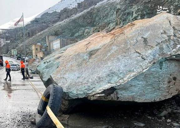 سقوط سنگ غول پیکر به جاده در شمیرانات
