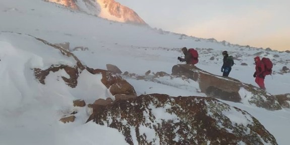 ۱۱ کوهنورد گرفتار در برف و کولاک کوه‌های کلاترزان نجات یافتند