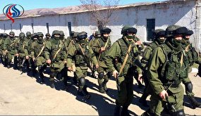 سربازان روسی مرغ از خانه‌های اوکراین می‌دزدند+فیلم