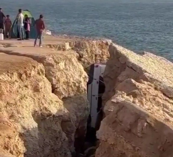 سقوط عجیب خودرو پراید بین صخره‌های ساحلی نایبند+فیلم