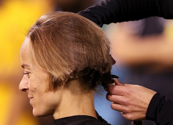 فوتبالیست زن برای حمایت از برادرش موهای خود را تراشید