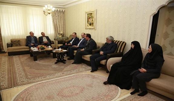 دیدار مهندس سلطانی و هیات عالی شرکت مخابرات ایران با خانواده شهید اسدی در ارومیه