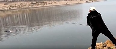 نجات دختر غرق شده با قلاب ماهیگیری!