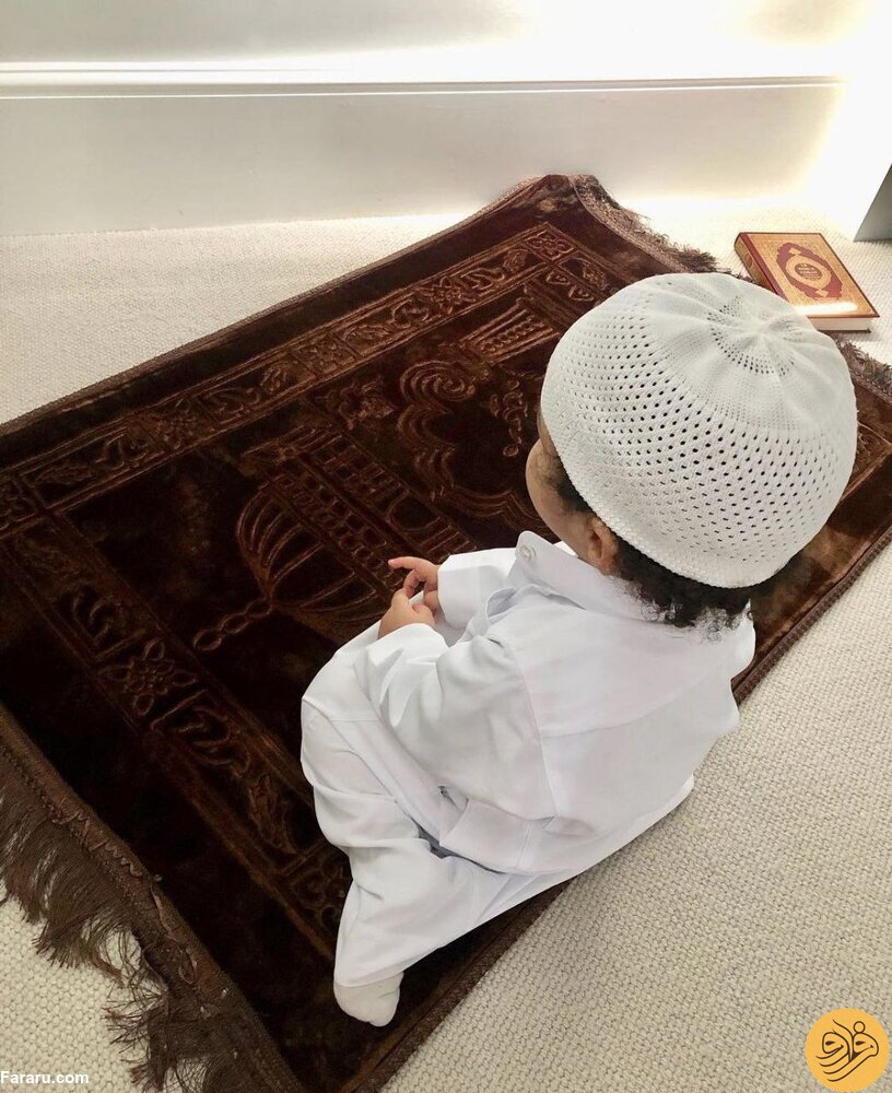 عکسی از فرزند کریم بنزما در حال نماز خواندن