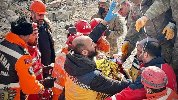 زلزله ترکیه؛ نجات پدر و دختر بعد از ١٣٠ ساعت با تلاش امدادگران ايران