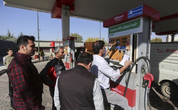 مردم برای دریافت پول نقد به پمپ بنزین مراجعه می‌کنند!