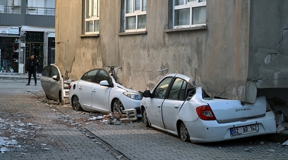 زلزله ترکیه؛ خودرو‌هایی که پایه‌های یک خانه شدند!