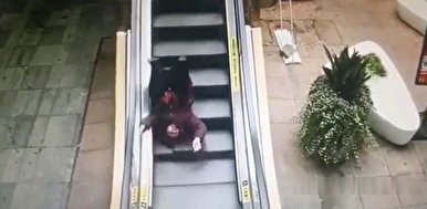 سقوط عجیب یک زن روی پله برقی
