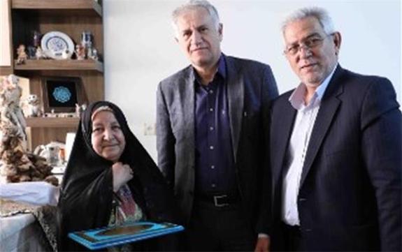 دیدار جمعی از مدیران بنیاد شهید و بانک دی با خانواده دو شهید در مشهد مقدس