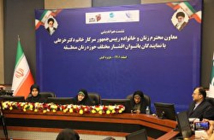 نشست هم اندیشی معاون زنان و خانواده رئیس جمهور با بانوان هنرمند و کارآفرین کیش