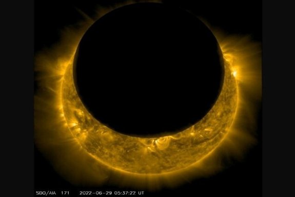 تصاویر خیره‌کننده ناسا از خورشید گرفتگی