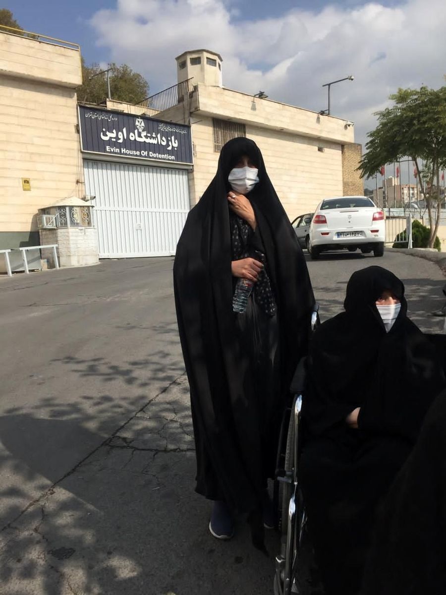 عکسی از همسر و دختر آیت الله هاشمی مقابل زندان اوین