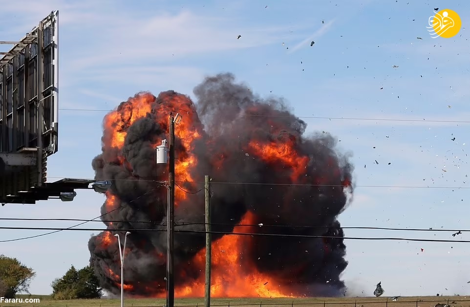 لحظه برخورد مرگبار هواپیما با بمب افکن بی ۱۷ در آمریکا + فیلم