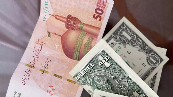 ریال ایران؛ بی‌ارزش‌ترین پول جهان!