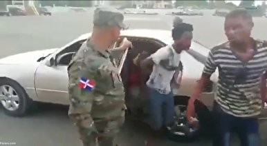 ویدیویی عجیب از خروج ۱۸ نفر از یک خودروی سواری