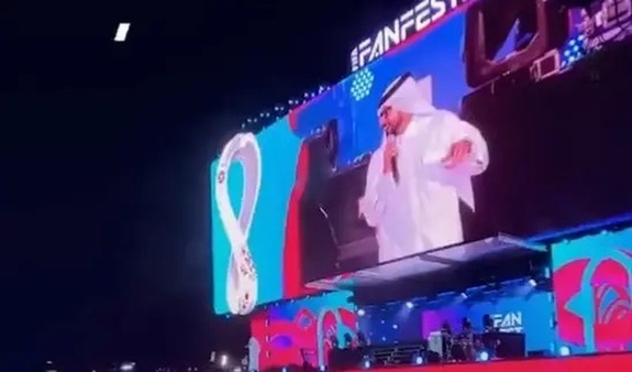 لحظه توقف برنامه جام جهانی قطر برای نماز + فیلم