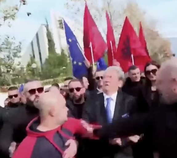 کوبیدن مشت به صورت رئیس جمهور آلبانی در خیابان! + فیلم و عکس