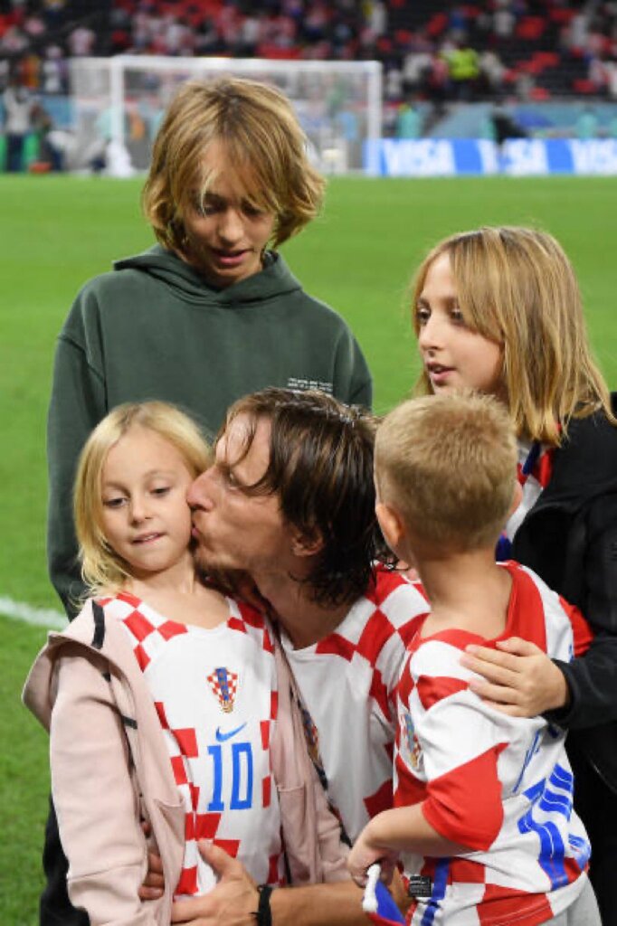 تصاویری از شادی ستاره کرواسی با فرزندانش وسط زمین