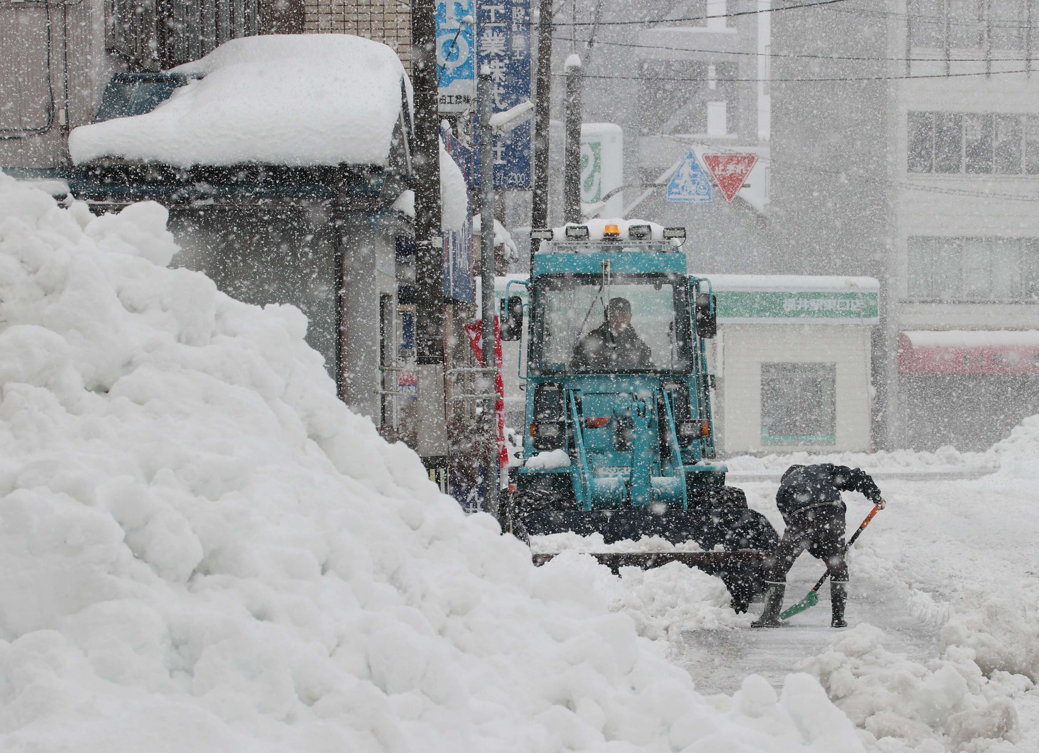 تصاویر بارش برف ۲ متری در ژاپن