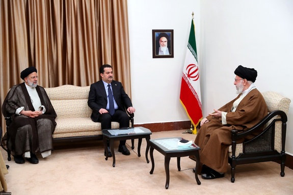 دیدار رهبر انقلاب با نخست‌وزیر عراق: سینه خود را برای حفاظت از عراق سپر خواهیم کرد