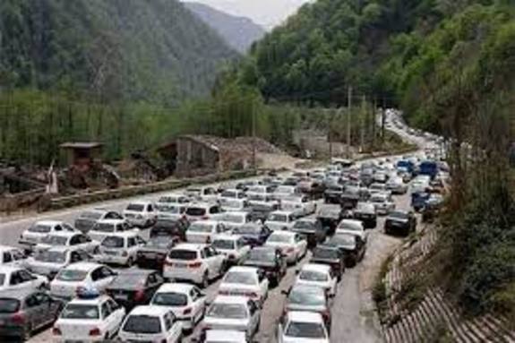 ترافیک شدید خودرو‌ها در جاده‌های منتهی به مازندران