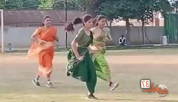 فوتبال بازی کردن زنان با لباس محلی در یک زمین خاکی+ فیلم