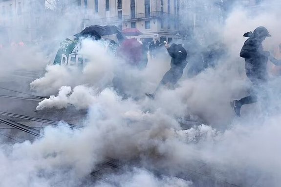 اعتراضات مجددا فرانسه را فرا گرفت، اما ماکرون عقب‌نشینی نمی‌کند