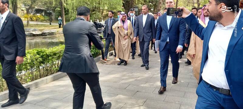 پیاده‌روی و گفتگوی وزرای خارجه ایران و عربستان + عکس