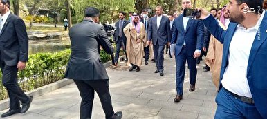 پیاده‌روی و گفتگوی وزرای خارجه ایران و عربستان + عکس