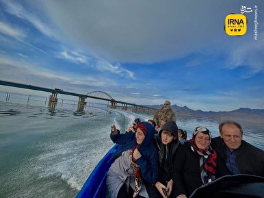 بازگشت قایق های تفریحی به دریاچه ارومیه + عکس