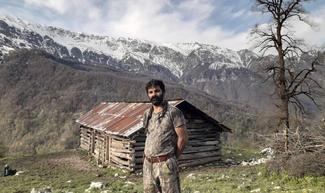 مرد جنگلی ایران با حیوانات صحبت می‌کند+ فیلم و عکس