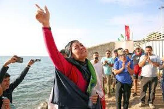شناگر زن ایران در خلیج‌فارس رکورد گینس زد