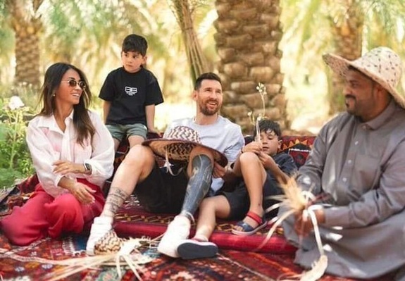(عکس) تیپ خاص همسر مسی در سفر به عربستان