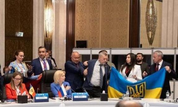 درگیری فیزیکی بین اعضای هیئت‌های روسیه و اوکراین