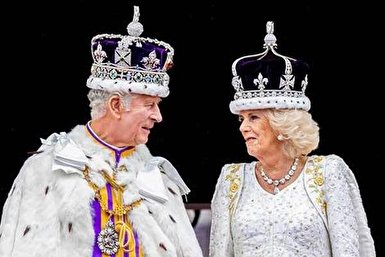 افشای غر زدن‌های شاه بر سر ملکه داخل کالسکه پیش از مراسم تاج‌گذاری (فیلم)
