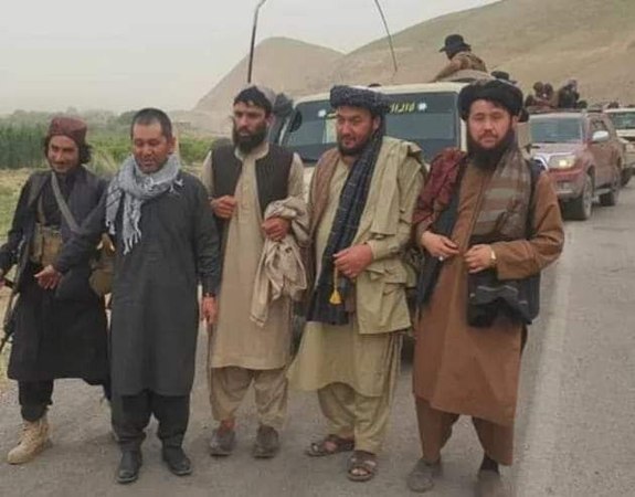 تسلیم يک مقام دولت سابق افغانستان به طالبان