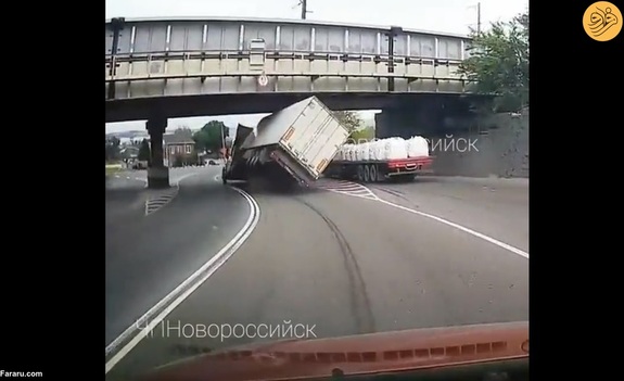 متلاشی شدن یک کامیون زیر پل + فیلم