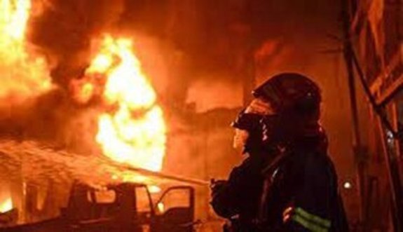 آتش سوزی در انبار ظروف بلور تهران