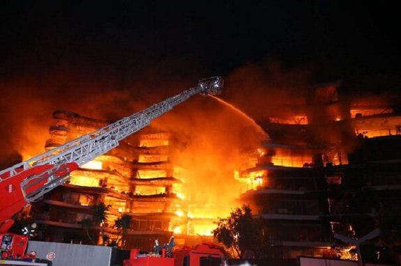 آتش سوزی آپارتمان لوکس مسکونی در ازمیر ترکیه