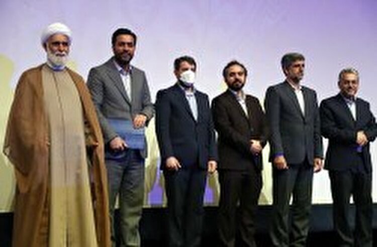 اهداء حکم انتصاب رحیم سرهنکی توسط مشاور رئیس جمهور و دبیر شورایعالی مناطق آزاد و ویژه اقتصادی