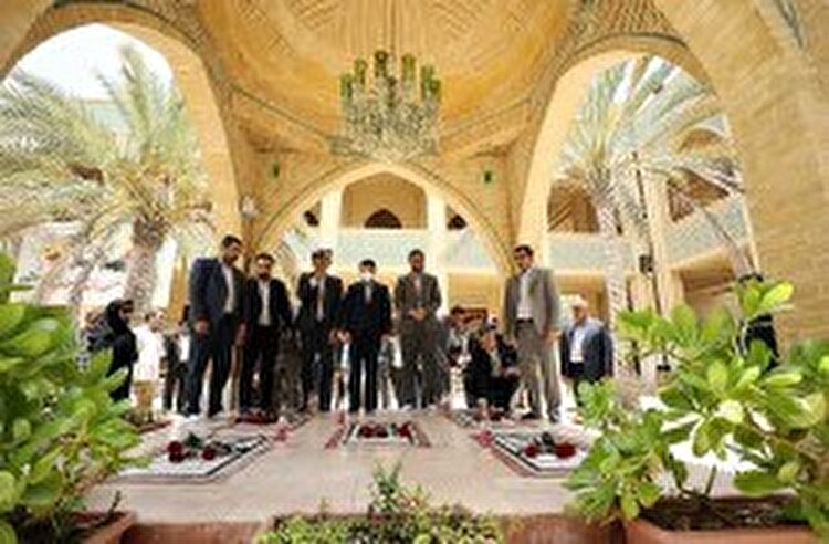 رحیم سرهنگی در بدو ورود به جزیره کیش به مزار شهدای گمنام رفت